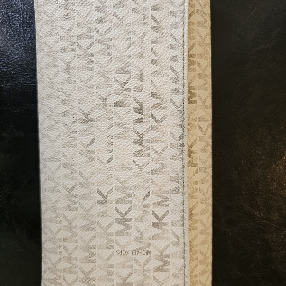 MichaelKors wallet: Used: Cream - Picture 4 of 12